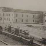 La caserma immortalata in una foto del 1909 tratta dal libro �Architettura militare nell'Italia post unitaria� di Carlo Maria Tangorra